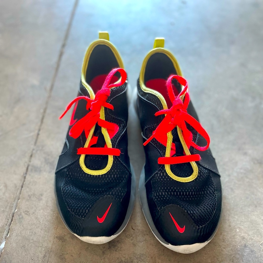Nike 7Y boys tennis shoe